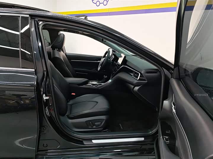 Фото 8 - Toyota Camry