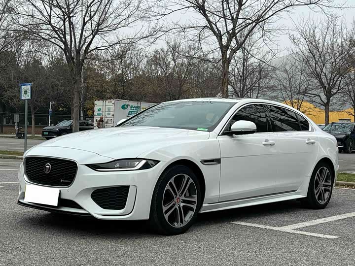 Фото 1 - Jaguar XE L