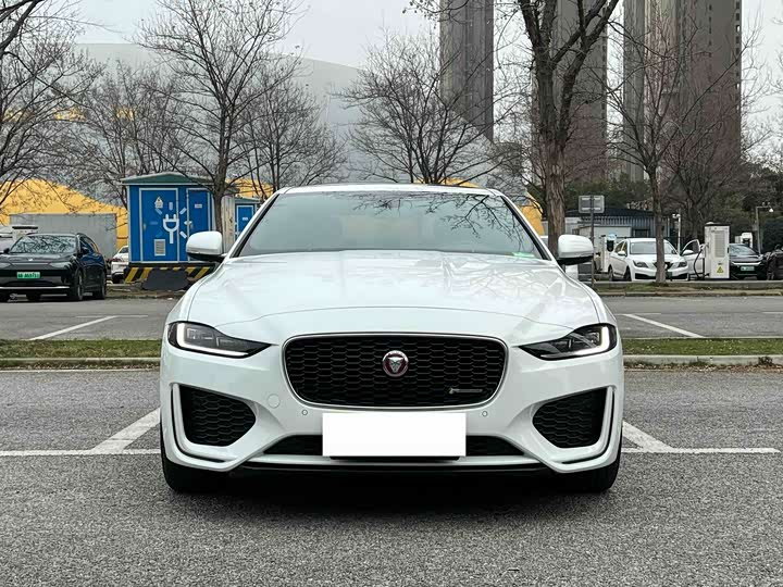 Фото 2 - Jaguar XE L