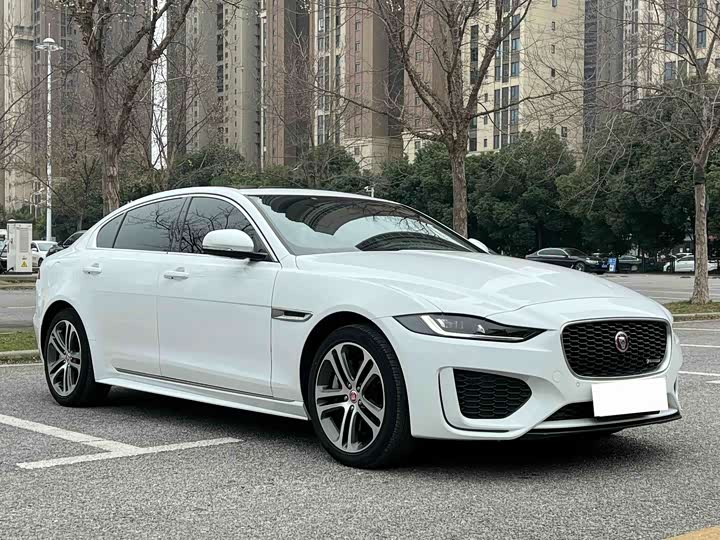 Фото 3 - Jaguar XE L