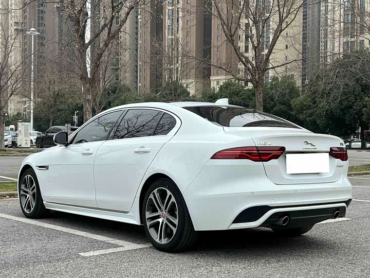 Фото 4 - Jaguar XE L