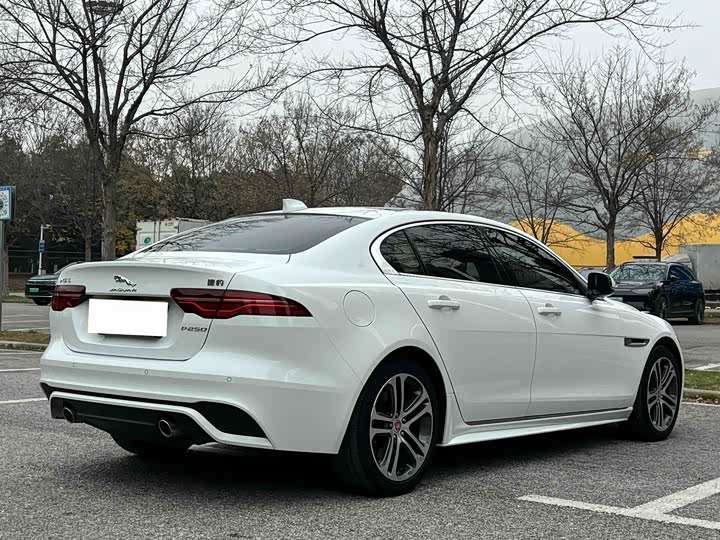 Фото 6 - Jaguar XE L