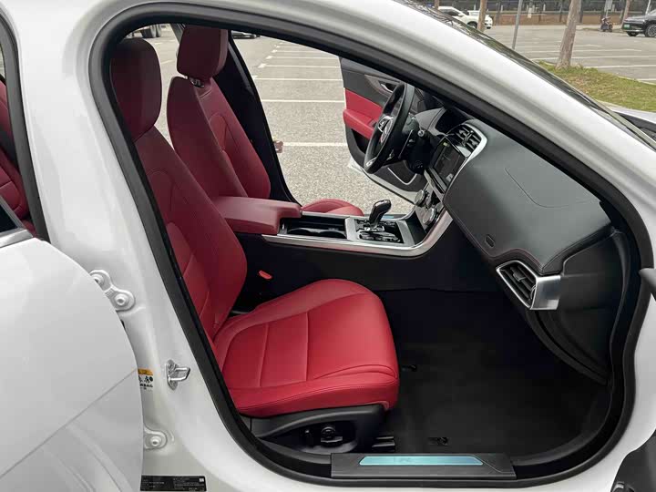 Фото 9 - Jaguar XE L