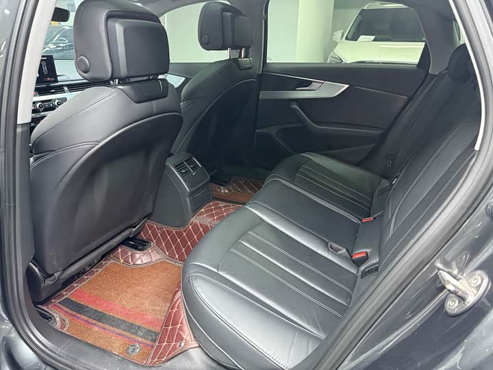 Фото 9 - Audi A4L