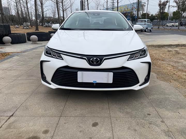 Фото 2 - Toyota Corolla