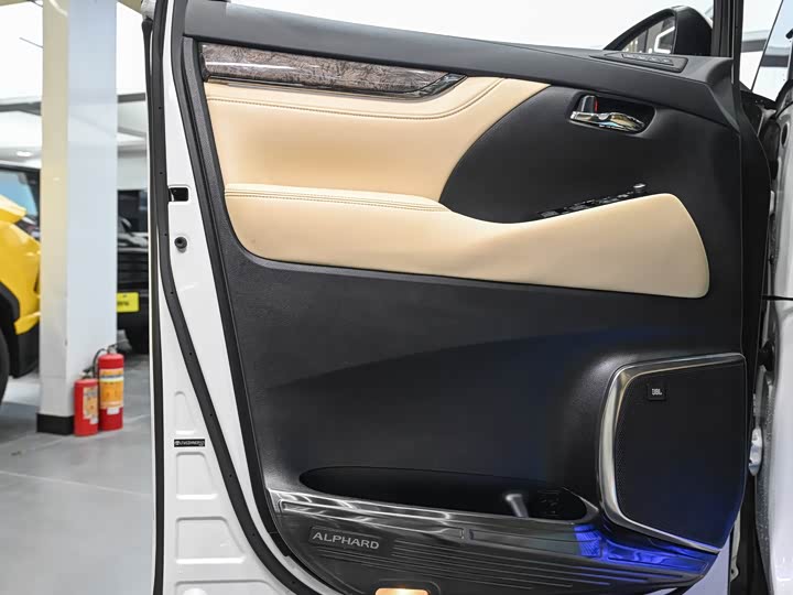 Фото 9 - Toyota Alphard