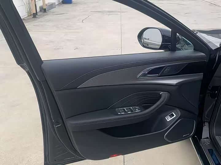 Фото 5 - Hongqi H5