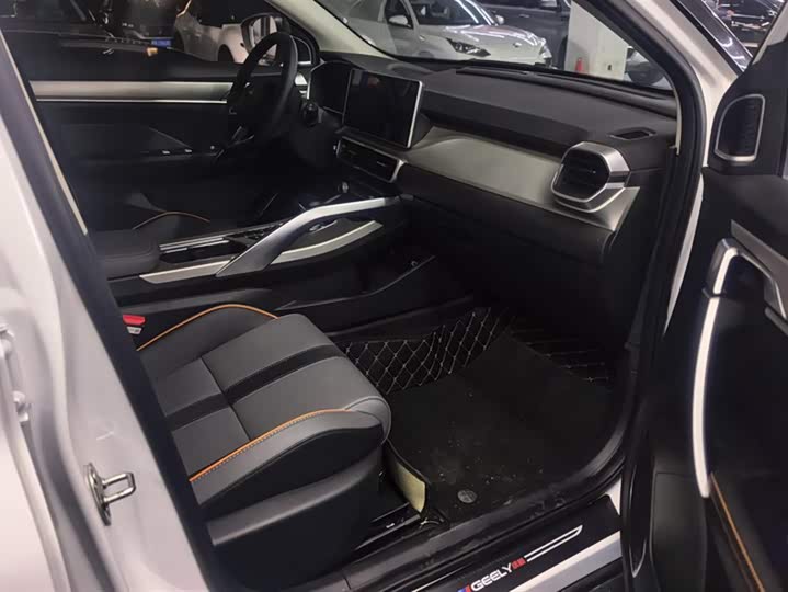 Фото 8 - Geely Coolray