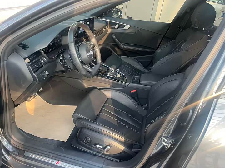 Фото 9 - Audi A4L