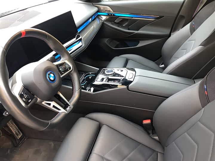 Фото 8 - BMW i5