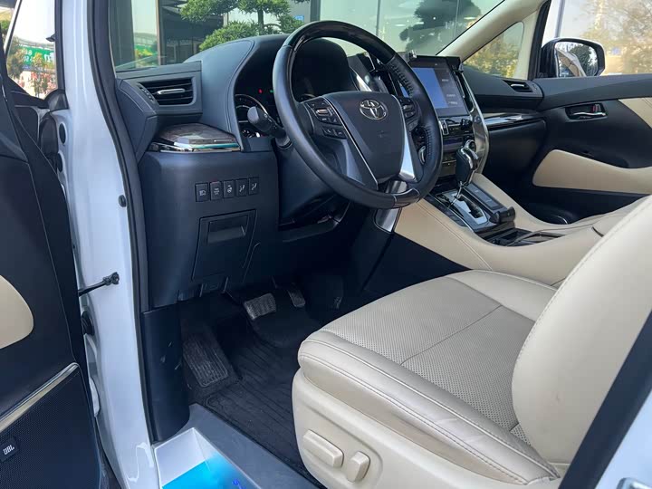 Фото 2 - Toyota Alphard