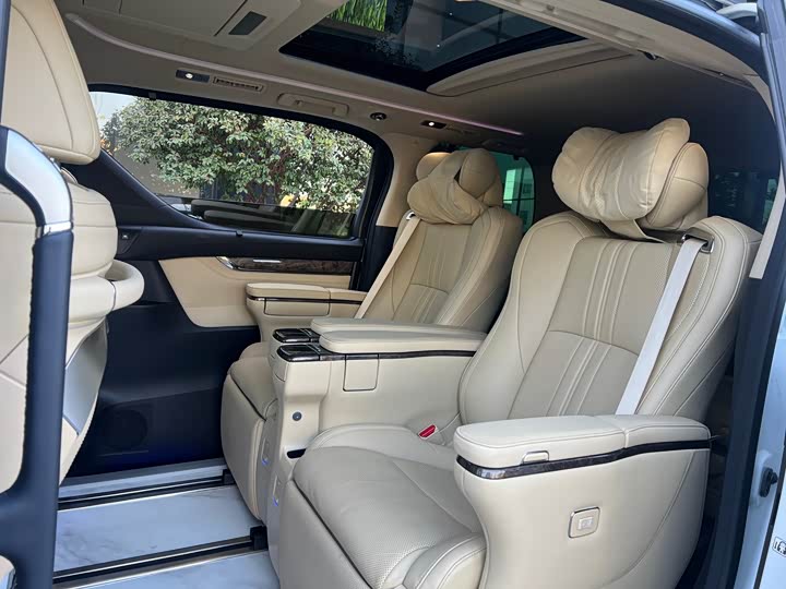 Фото 3 - Toyota Alphard