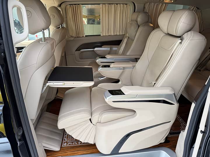 Фото 8 - Mercedes-Benz V-Class