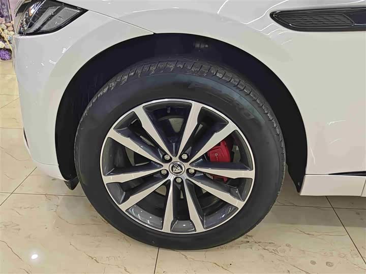 Фото 5 - Jaguar F-Pace