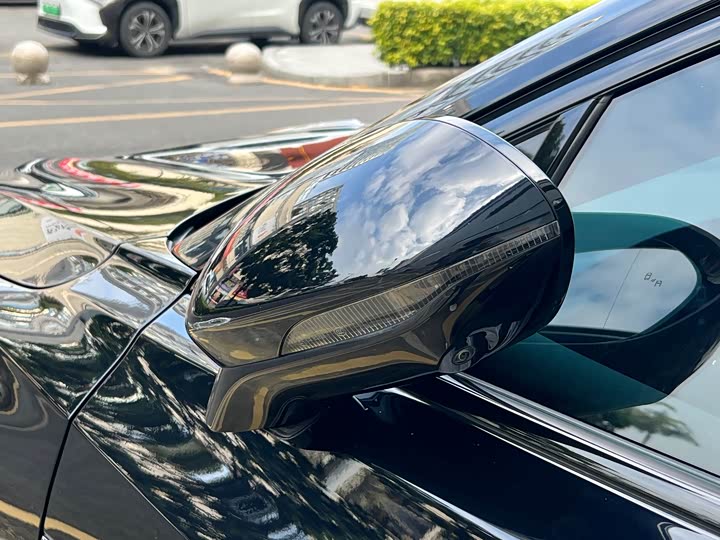 Фото 7 - Hongqi H6