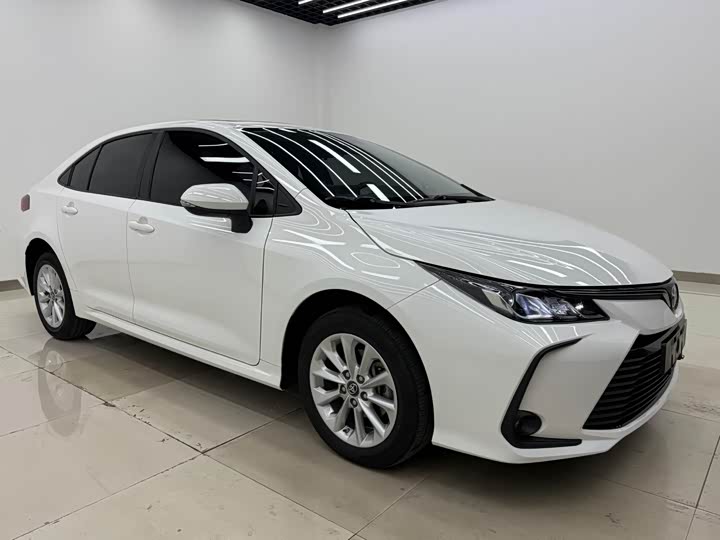 Фото 2 - Toyota Corolla