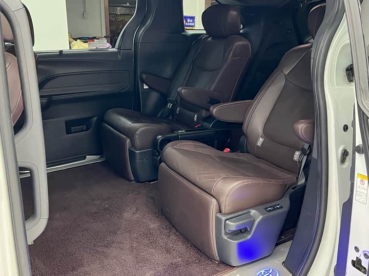 Фото 9 - Toyota Sienna