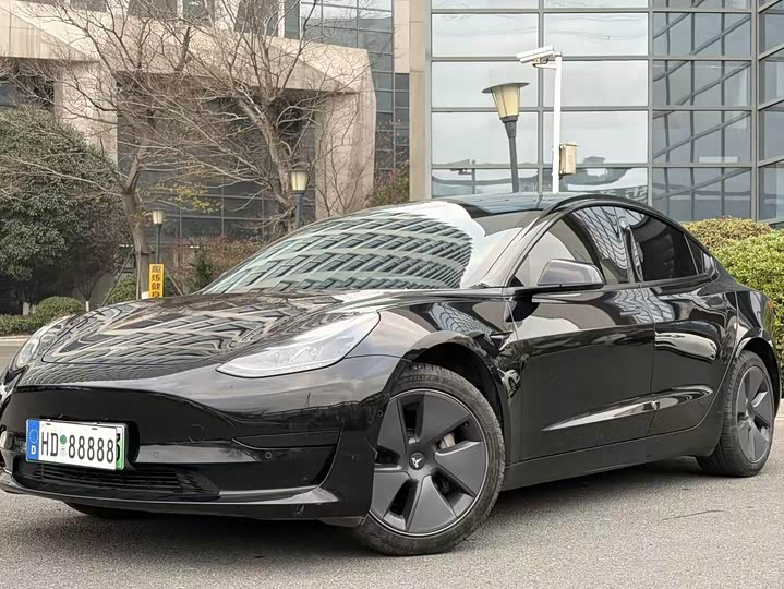 Фото 1 - Tesla Model 3