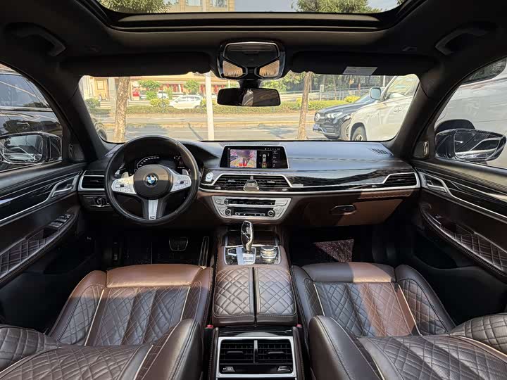 Фото 9 - BMW 7 Series