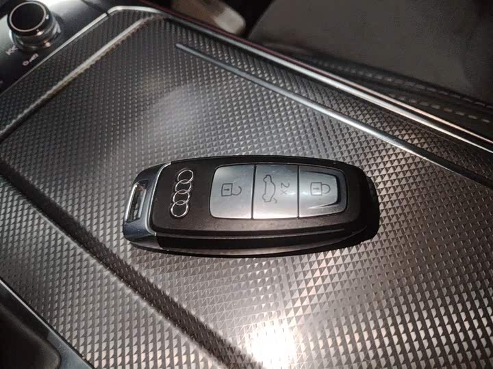 Фото 9 - Audi A6L