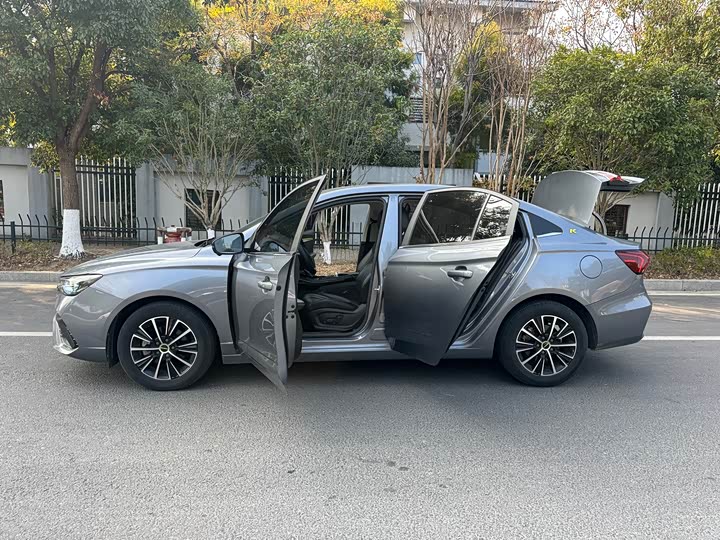 Фото 9 - Roewe i5