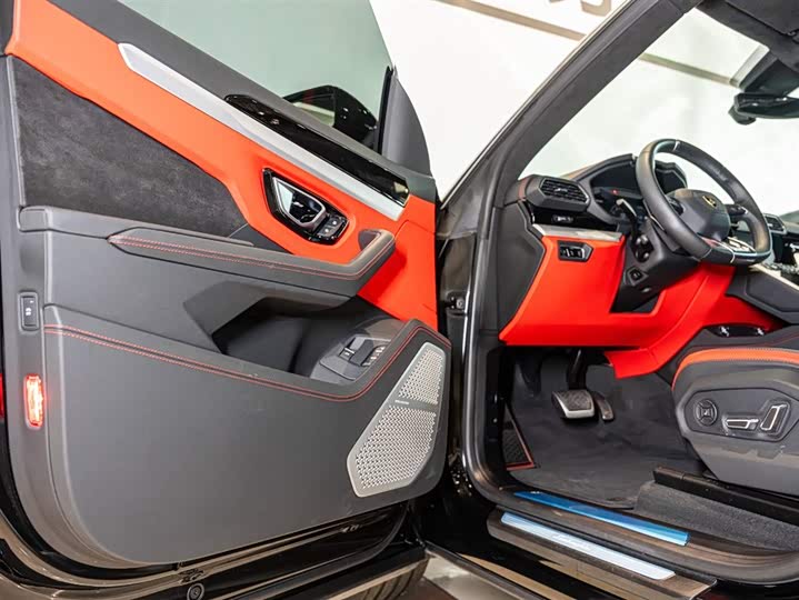 Фото 8 - Lamborghini Urus