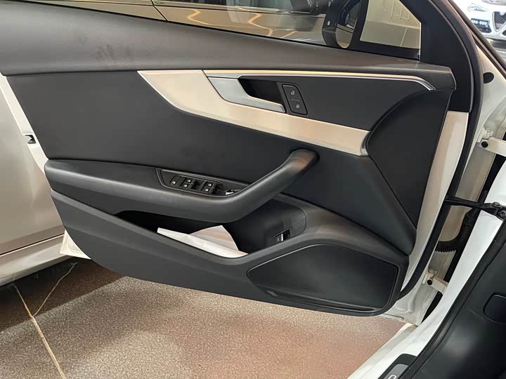 Фото 6 - Audi A4L