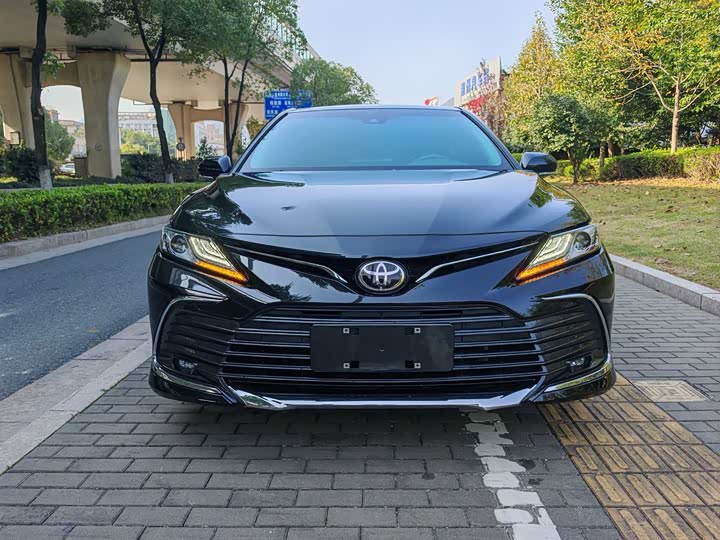Фото 2 - Toyota Camry