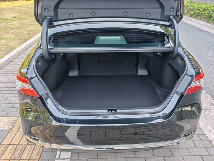 Фото 7 - Toyota Camry