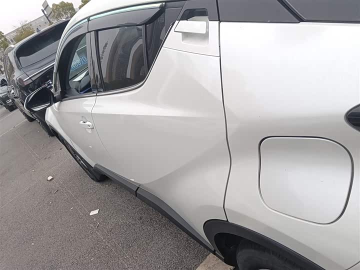 Фото 5 - Toyota C-HR