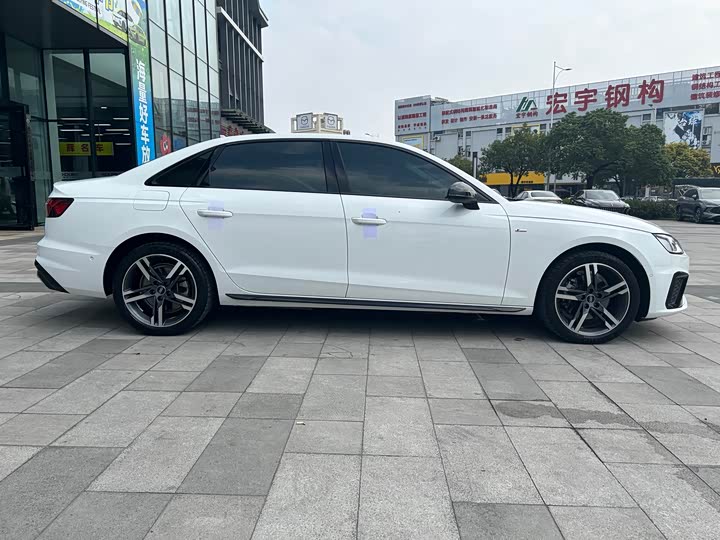 Фото 4 - Audi A4L