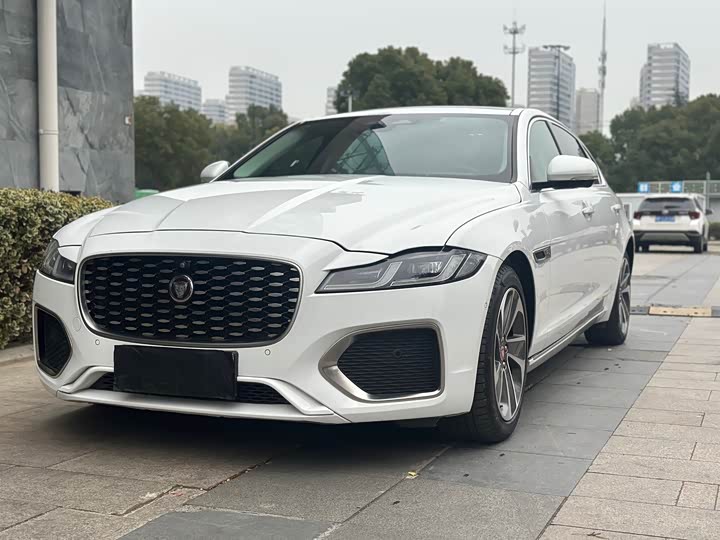 Фото 1 - Jaguar XF L