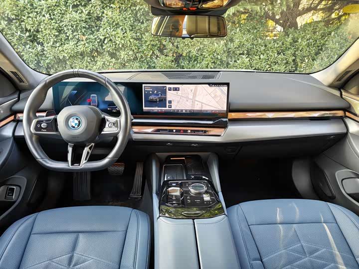 Фото 6 - BMW i5