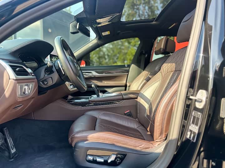 Фото 9 - BMW 7 Series