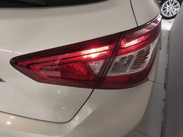 Фото 8 - Nissan Tiida