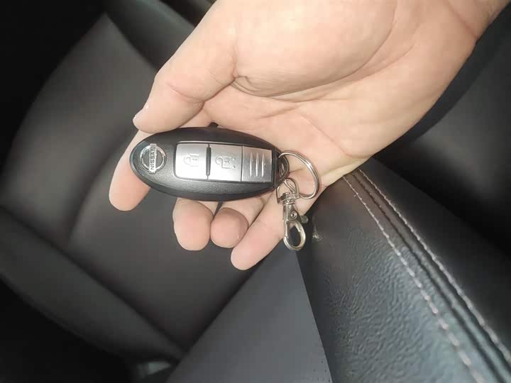 Фото 9 - Nissan Tiida