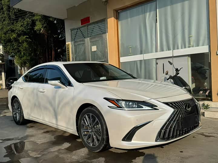 Фото 2 - Lexus ES