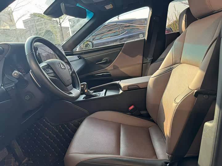 Фото 3 - Lexus ES