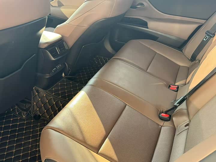 Фото 5 - Lexus ES