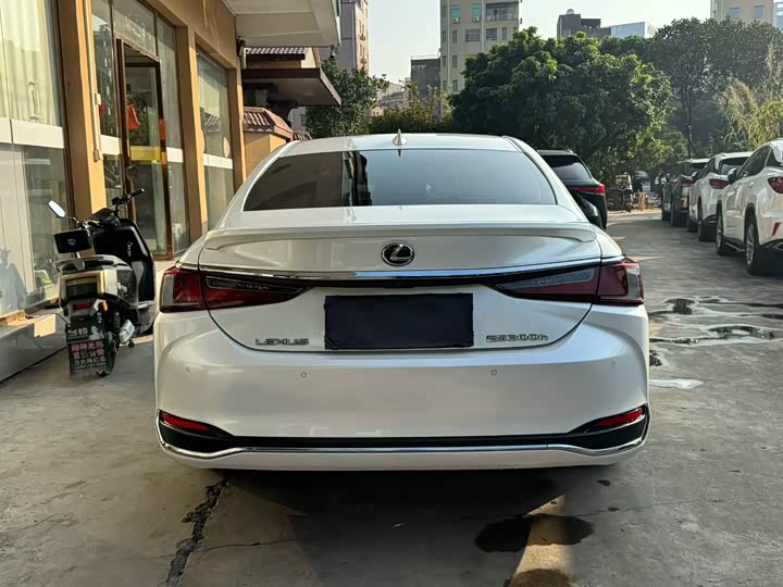 Фото 8 - Lexus ES