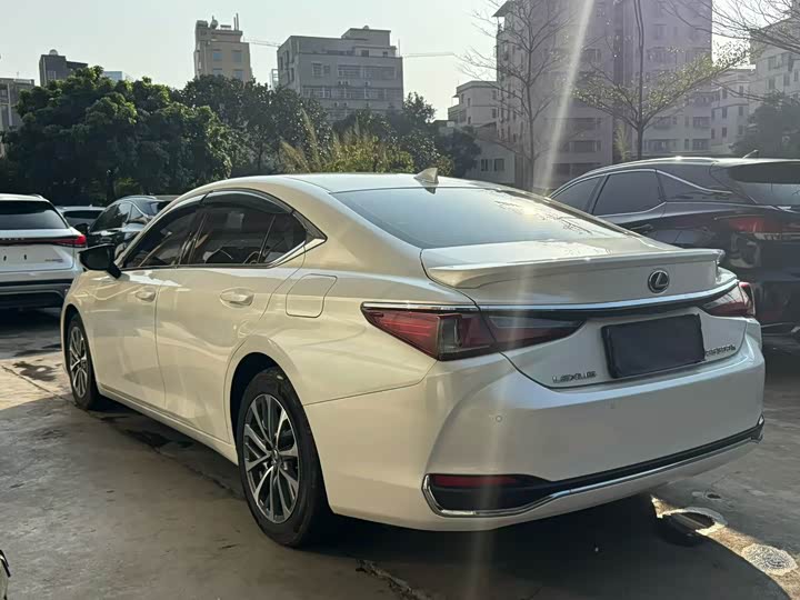 Фото 9 - Lexus ES