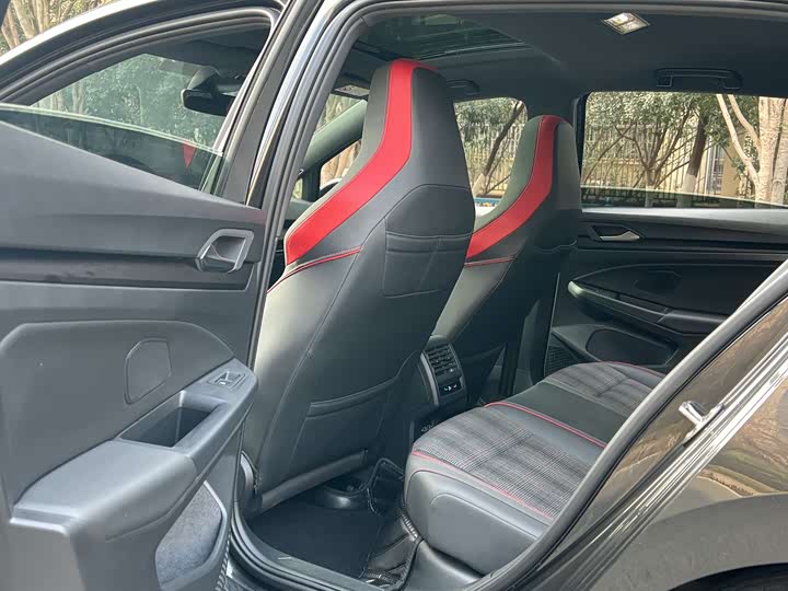 Фото 9 - Volkswagen Golf GTI