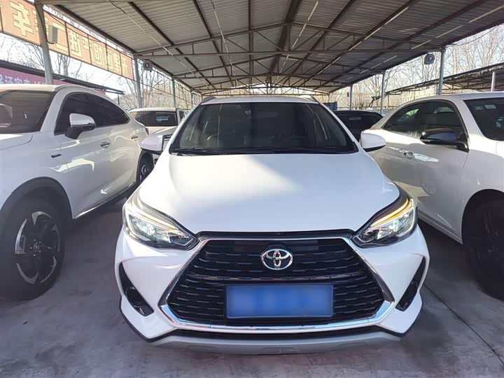 Фото 3 - Toyota Yaris L Hatchback