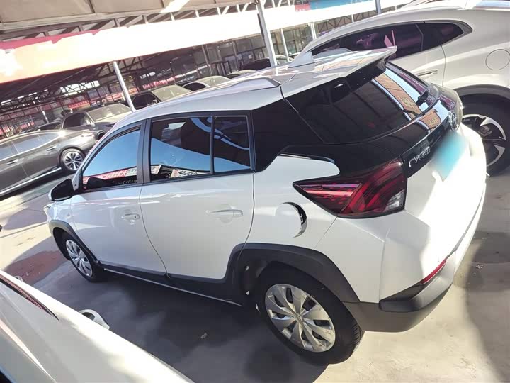 Фото 5 - Toyota Yaris L Hatchback