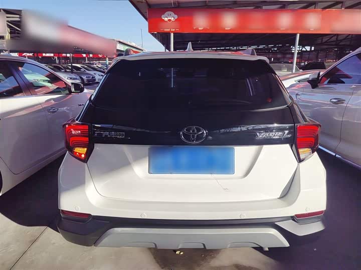 Фото 6 - Toyota Yaris L Hatchback