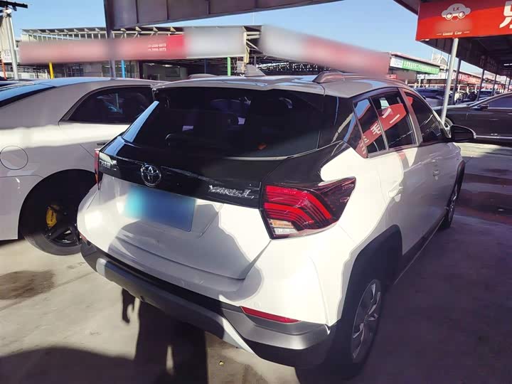 Фото 7 - Toyota Yaris L Hatchback