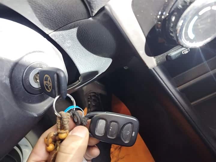 Фото 9 - Toyota Yaris L Hatchback