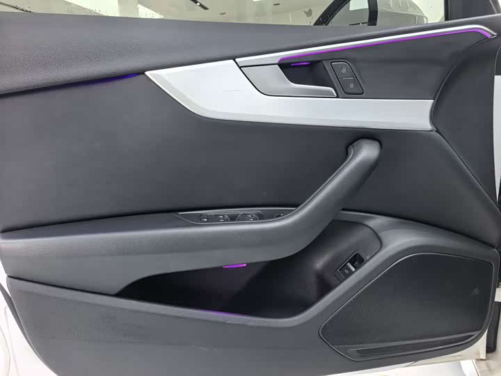 Фото 4 - Audi A4L