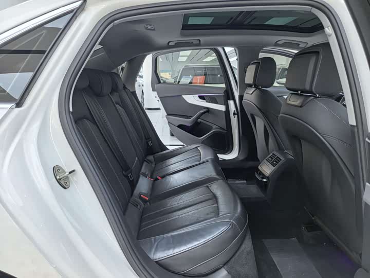 Фото 5 - Audi A4L