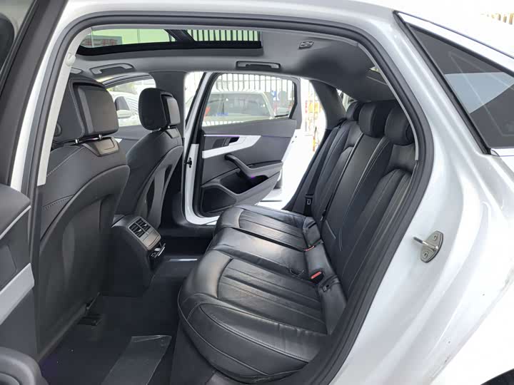 Фото 6 - Audi A4L